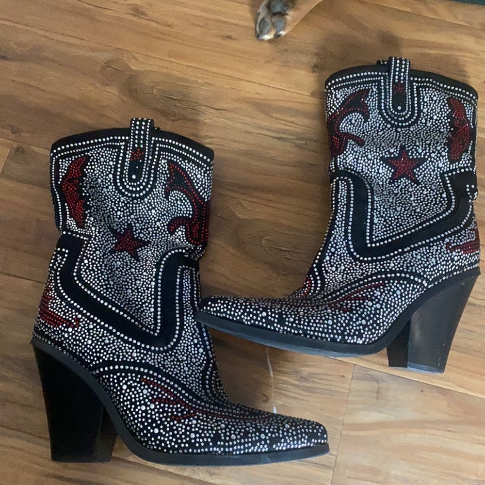 I am selling these cute cowgirl booties! They’re red, black, and silver!